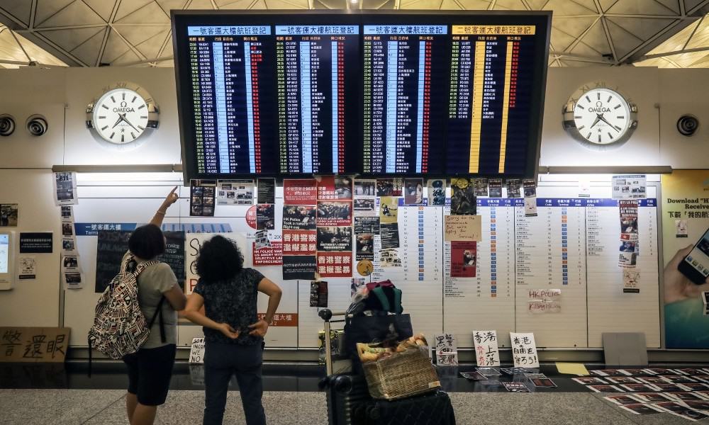 Aeropuerto de Hong Kong cancela sus vuelos tras manifestaciones