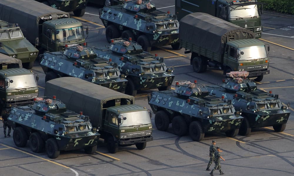 China concentra fuerza policiaca cerca de Hong Kong; Trump pide solución humanitaria