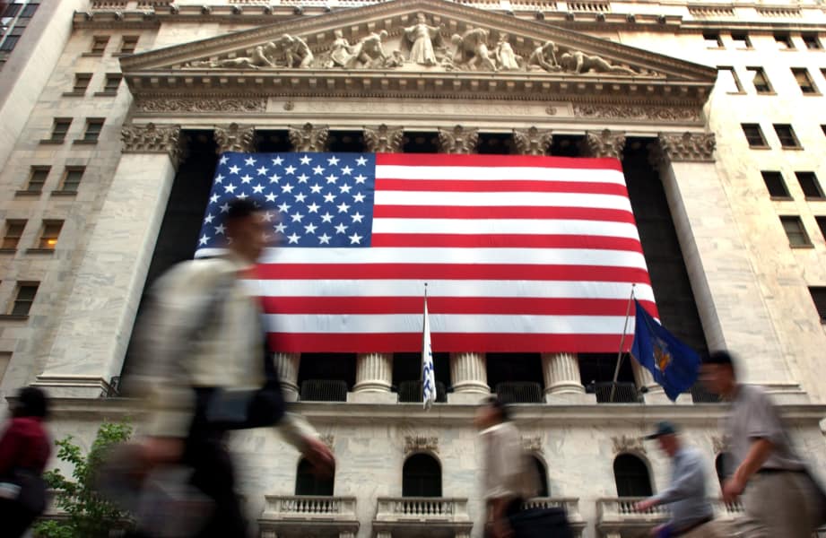 Wall Street cae: inversionistas atentos a negociaciones en Washington y alza de contagios en Europa