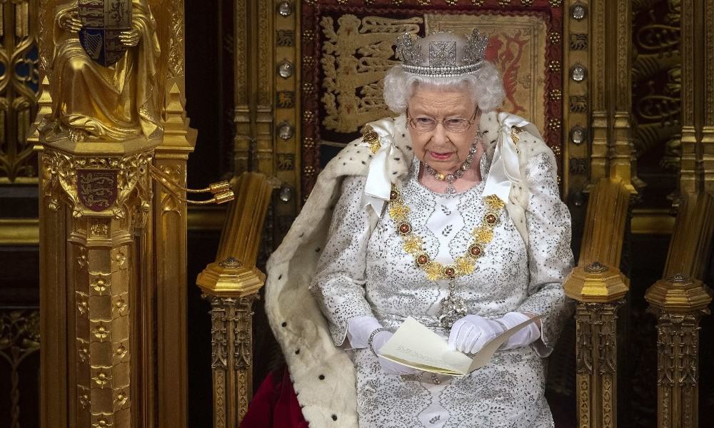 Reina Isabel II murió de vejez, según su certificado de defunción