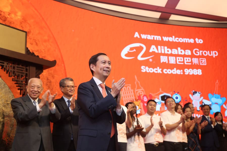 Alibaba gana 6.6% en Hong Kong en el debut bursátil más grande del año