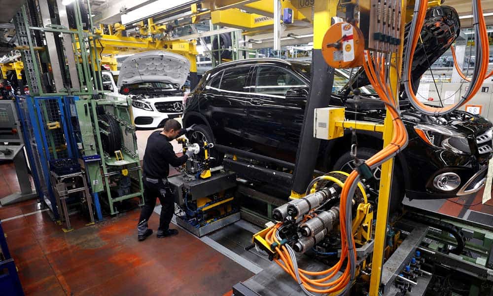 Daimler, dueño de Mercedes-Benz, recortará al menos 10,000 empleos
