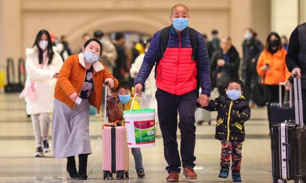 Viajeros en China durante brote de coronavirus