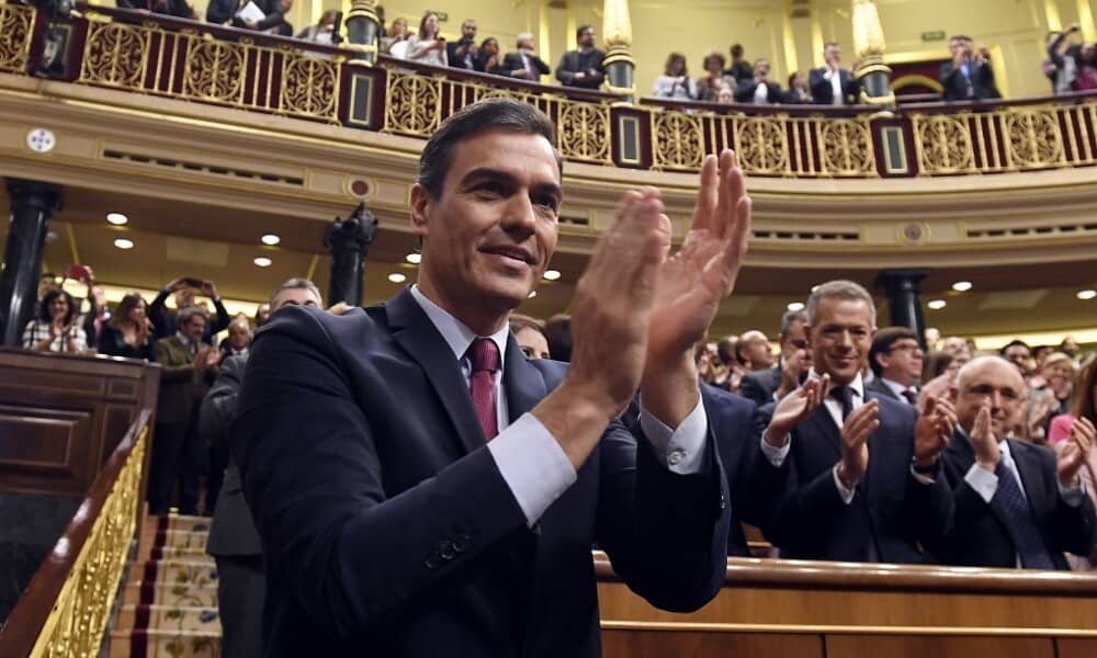 España estrena gobierno de coalición con Pedro Sánchez y alza en impuestos