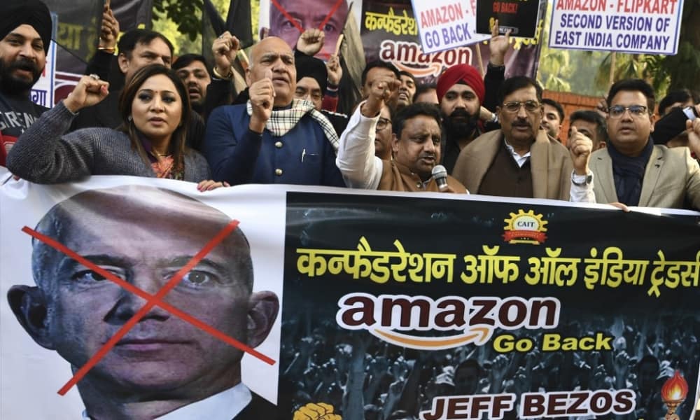 Jeff Bezos se enfrenta a protestas en India, donde invertirá 1,000 mdd para digitalizar pequeños negocios