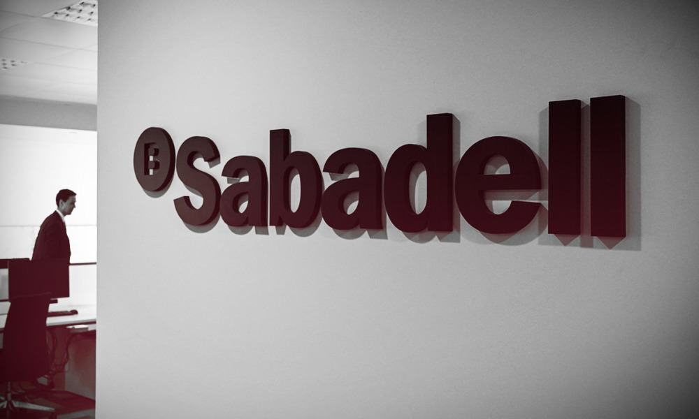 Sabadell contempla alianzas y recortes después de fracaso de negociación con BBVA
