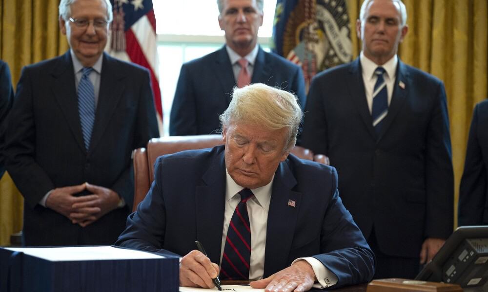 Donald Trump firma decreto para frenar migración a EUA