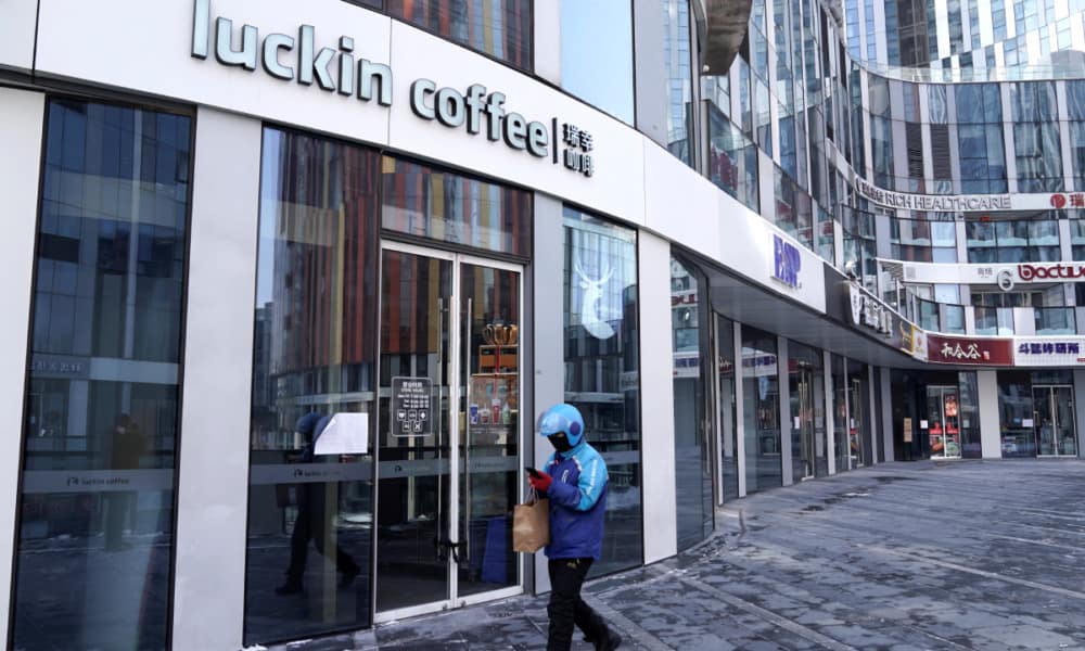 Luckin Coffee, rival de Starbucks en China, pierde 80% de su valor por falsificar ventas