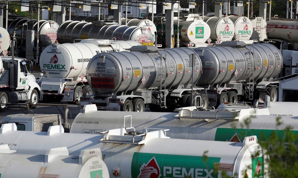 Pemex negocia cambios en contratos de importación de combustibles para ahorrar efectivo