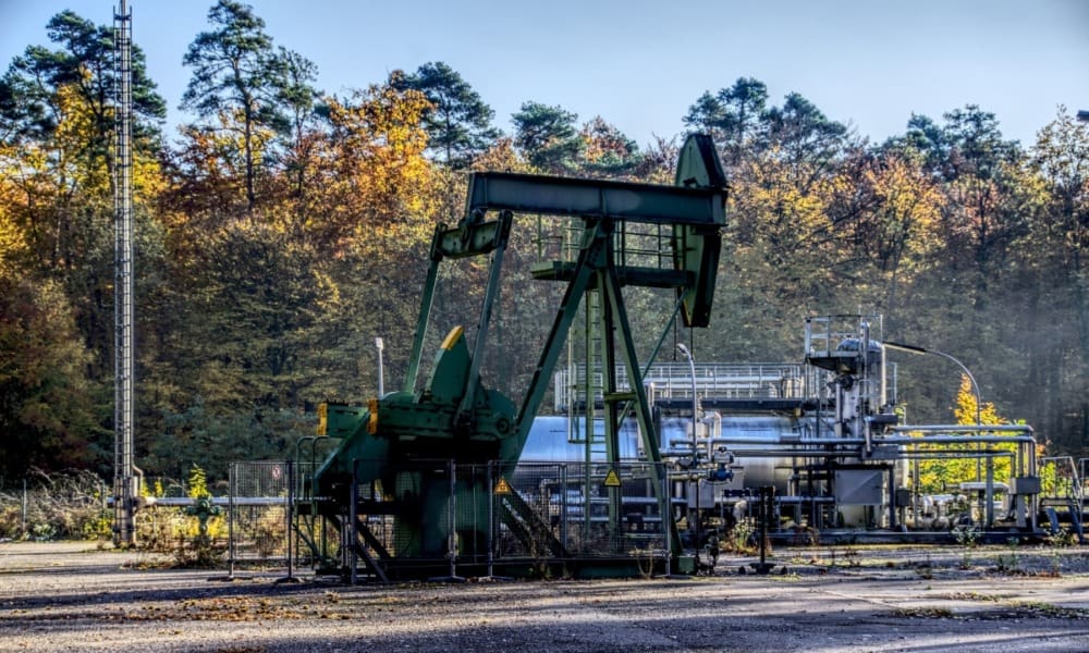 Precios del petróleo suben 3% ante paso del huracán Delta en el Golfo de México