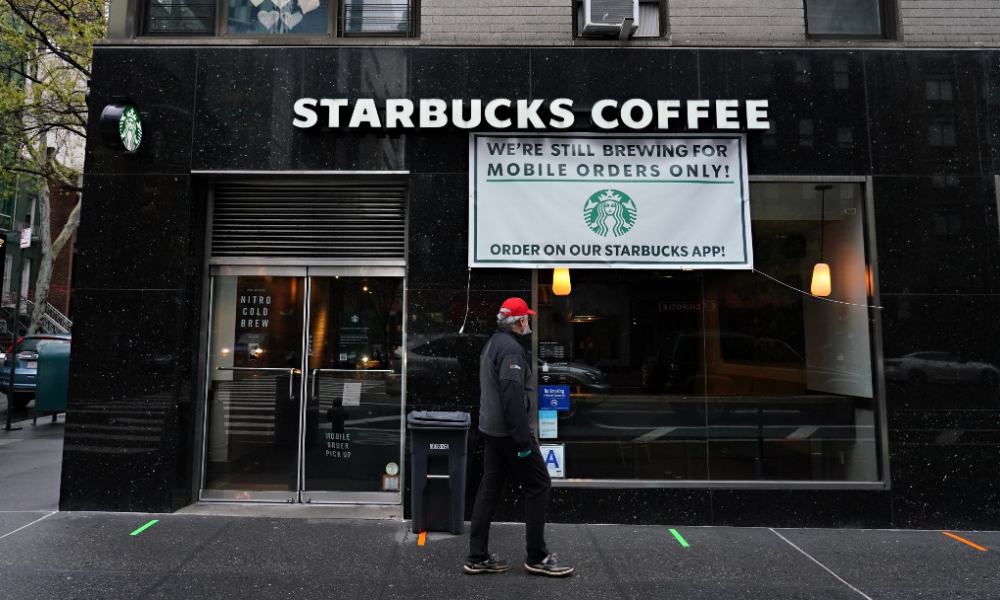 Starbucks defiende aumentos salariales, pese a estimar menores ganancias en 2022; acciones caen