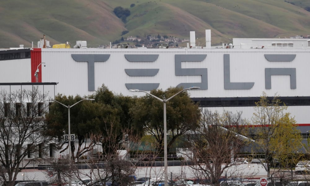 Tesla recorta 30% sueldo de empleados hasta junio por cierre de plantas