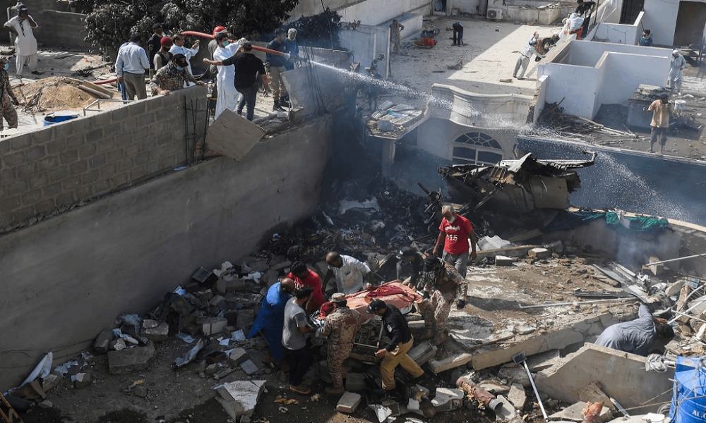 Avión comercial colapsa en Pakistán con unas 100 personas a bordo