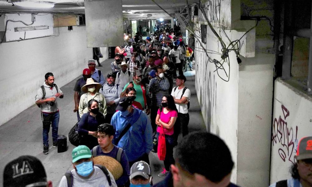 Jornaleros mexicanos se aglomeran en paso fronterizo con EU sin distanciamiento social