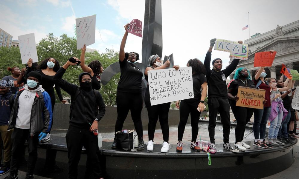 Tras días de protestas, detienen y acusan de homicidio a agente por muerte de afroamericano en Minneapolis
