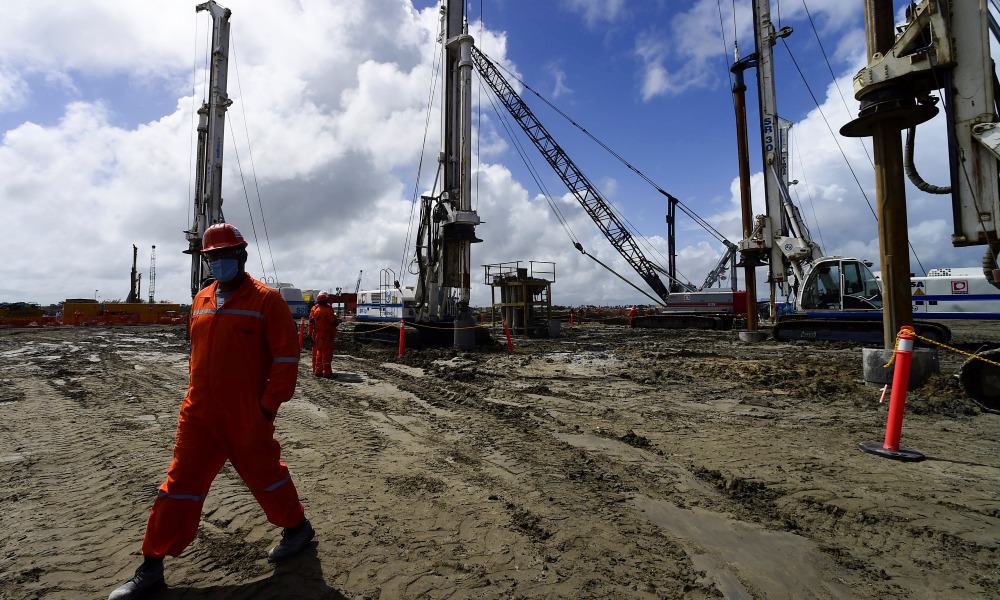 Petróleo se dispara 3% por interrupciones de la producción en Noruega y el Golfo de México