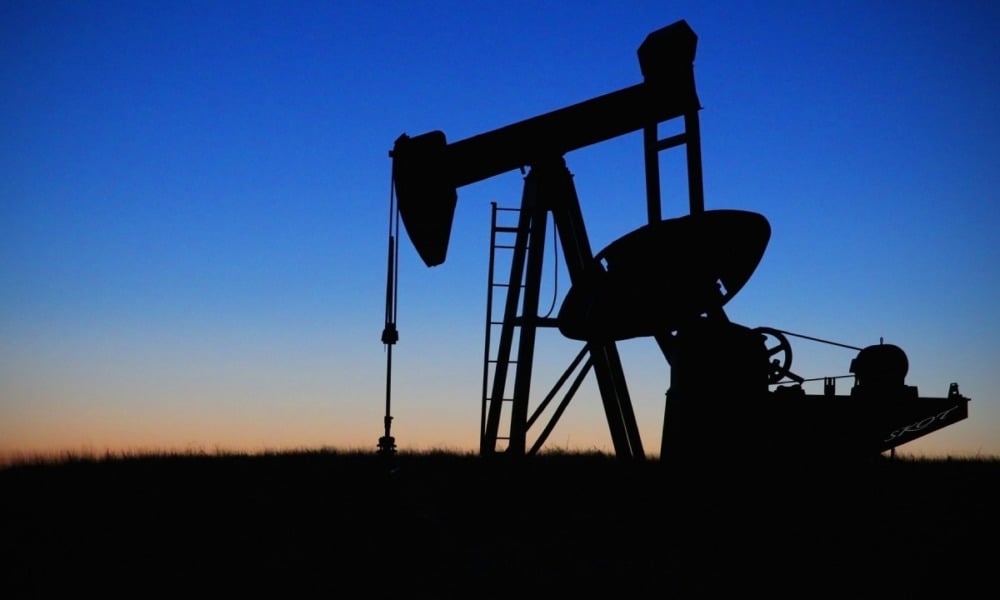 Petróleo recupera algo de terreno tras bruscas caídas