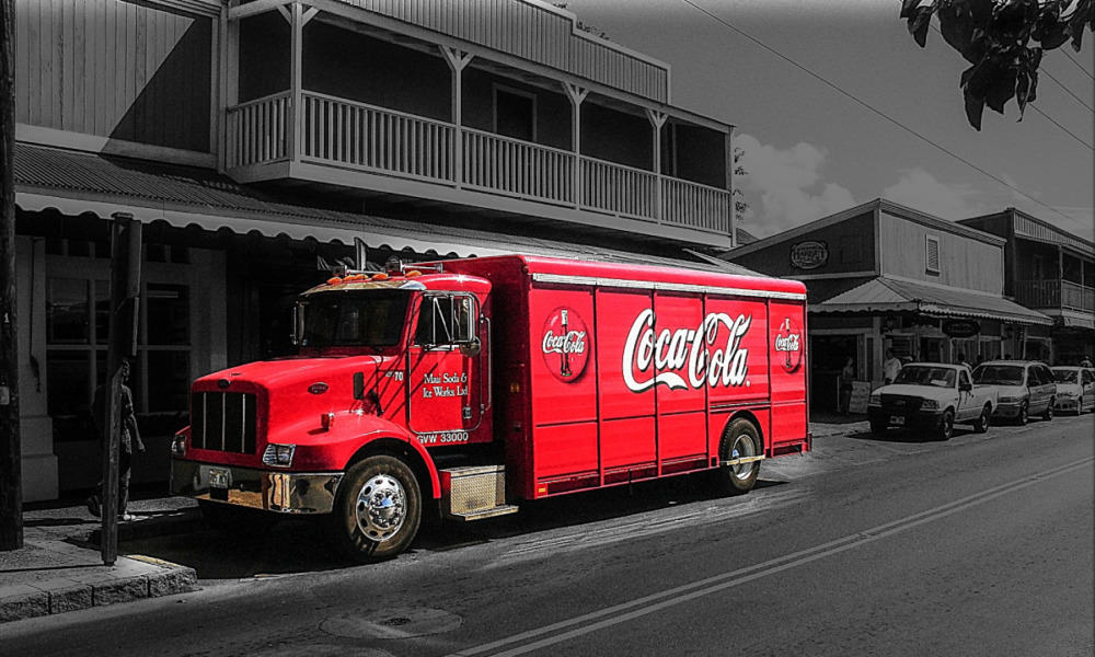 Ventas de Coca-Cola se desploman 28% en segundo trimestre, pero prevé recuperación de la demanda