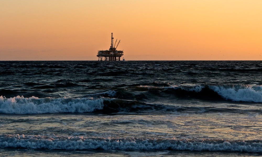 Precios del petróleo cierran agosto con ganancias; Brent hila cinco meses al alza
