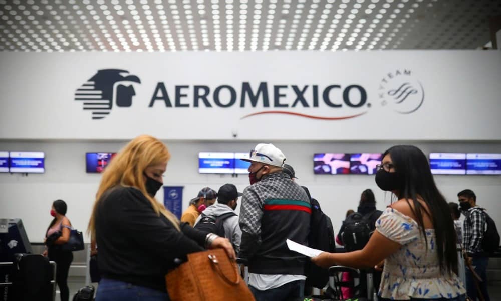 Sindicato aprueba el despido de 23% de los sobrecargos de Aeroméxico