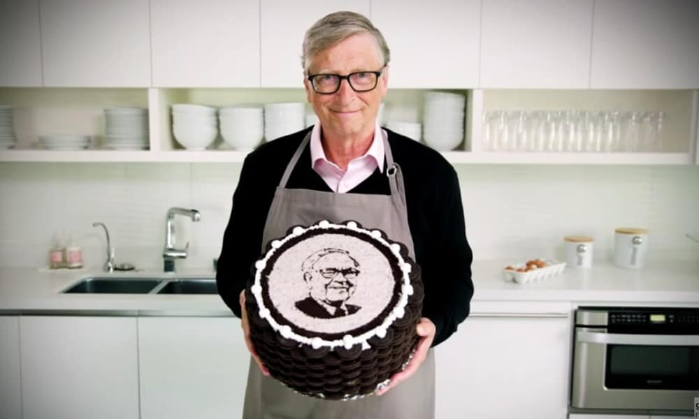 Bill Gates le prepara un pastel a Warren Buffet por su cumpleaños 90