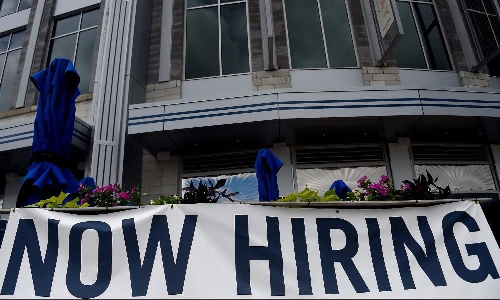 Estados Unidos agrega 1.8 millones de empleos y tasa de desempleo baja a 10.2% en julio