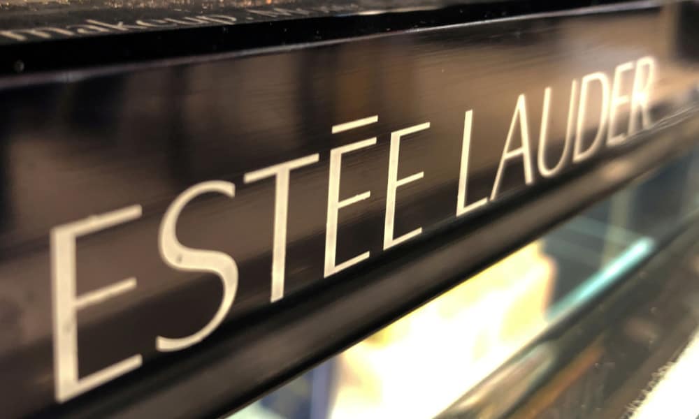 Estee Lauder despedirá a 2,000 empleados y cerrará tiendas tras caída de sus ventas