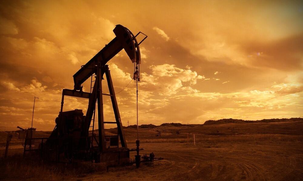 Precios del petróleo suben por dólar débil; pesan pronósticos sobre la demanda
