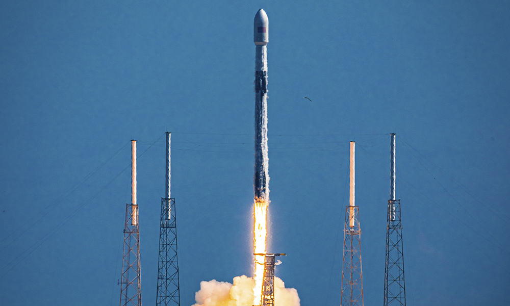 SpaceX lanza al espacio 58 satélites para su red de internet de alta velocidad
