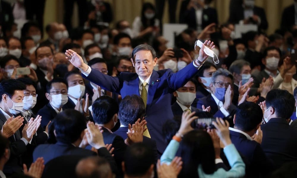 Yoshihide Suga gana carrera para liderar su partido y convertirse en primer ministro