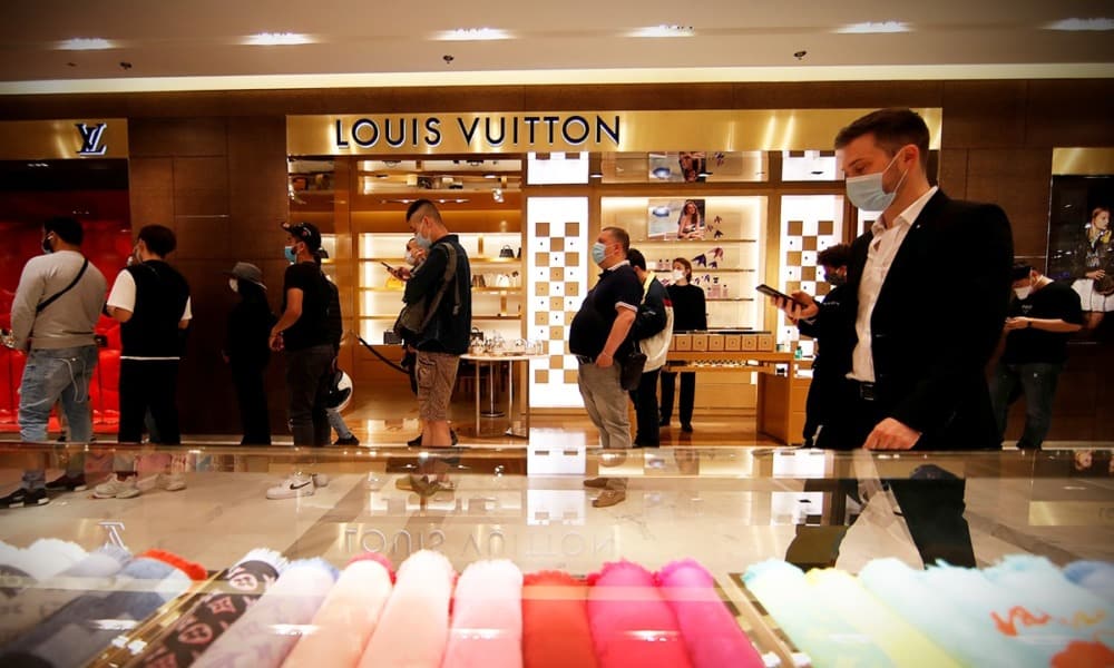 Louis Vuitton impulsa ventas trimestrales de LVMH; acciones en máximo histórico