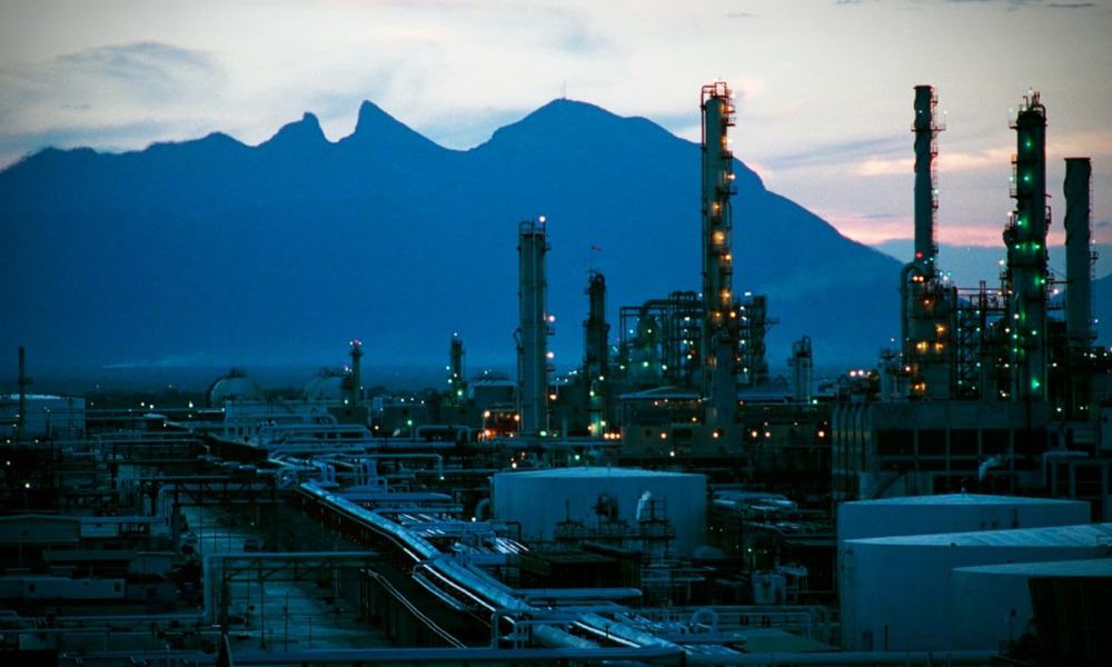 Petróleo cierra con caídas en medio de restricciones por propagación de ómicron