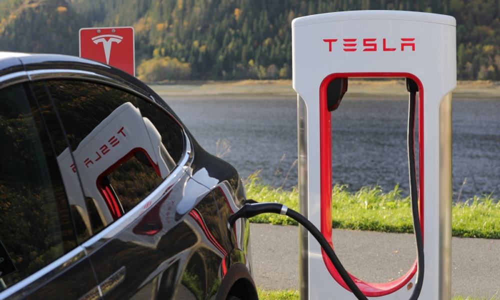 ¿Inician los problemas de Tesla? Le solicitan revisar 158,000 vehículos