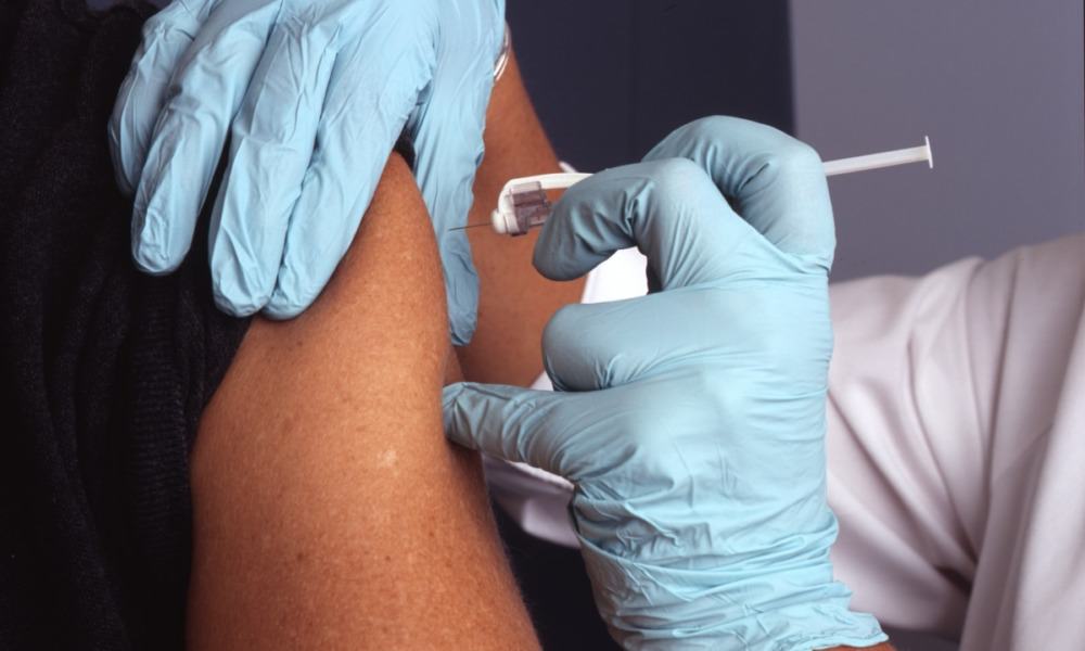 Johnson & Johnson suspende pruebas de vacuna contra COVID-19 por participante enfermo
