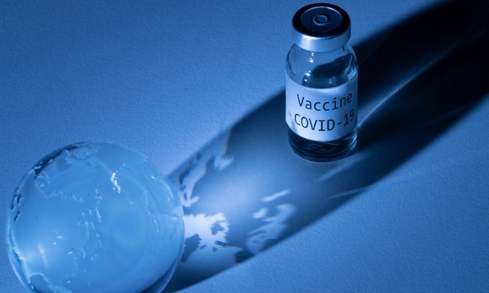 Reino Unido autoriza vacuna de Moderna; hospitales de Londres, cerca de saturación