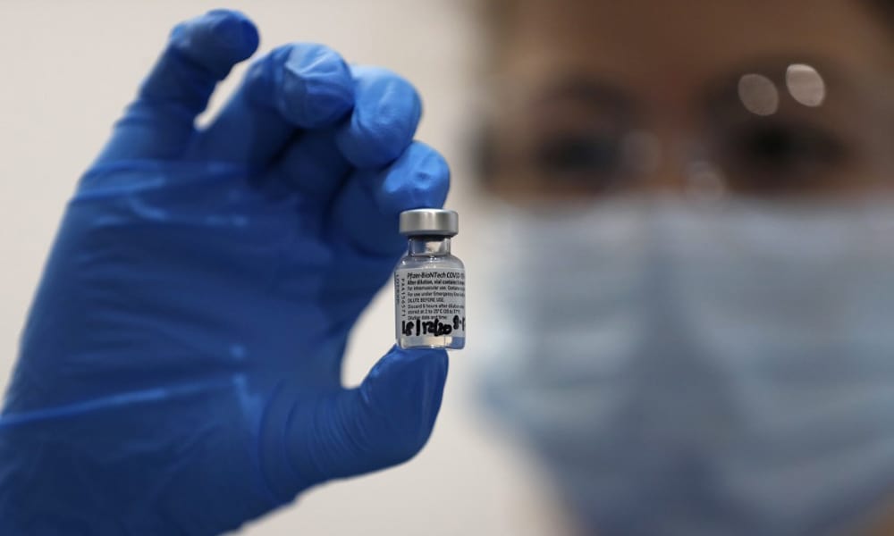 Cofepris autoriza uso en emergencia de vacuna de Pfizer y BioNTech contra COVID-19