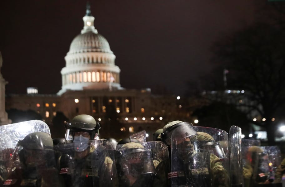 Inicia toque de queda en Estados Unidos; manifestantes permanecen