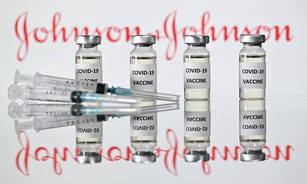 Johnson & Johnson prevé ventas por 2,500 mdd de su vacuna contra COVID-19 en 2021