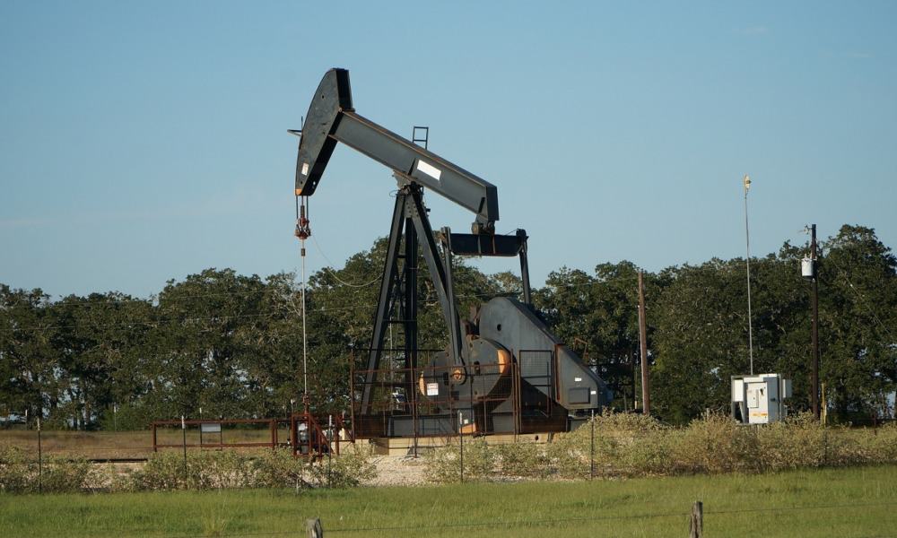 Precios del petróleo suben casi 5% por señales de mayor demanda de energía