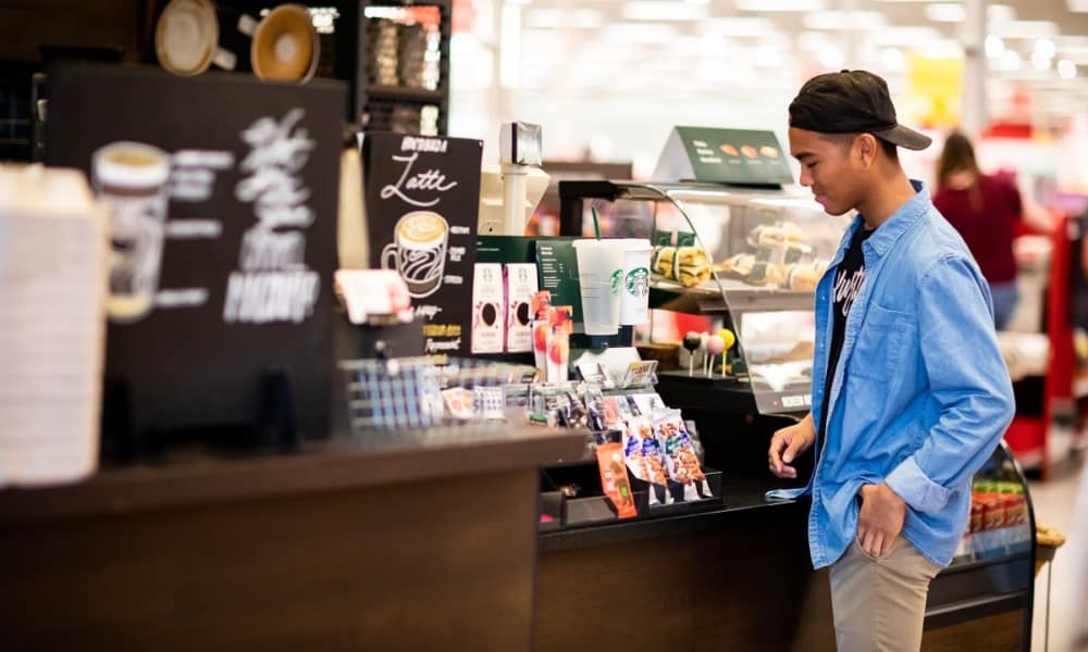 Ventas de Starbucks caen más de lo esperado y pierde a su COO, Roz Brewer