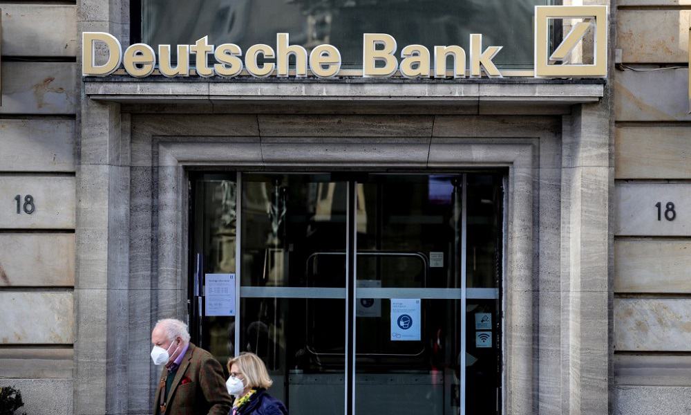Deutsche Bank se retira de Rusia; S&P mantiene en B- calificación de Ucrania 