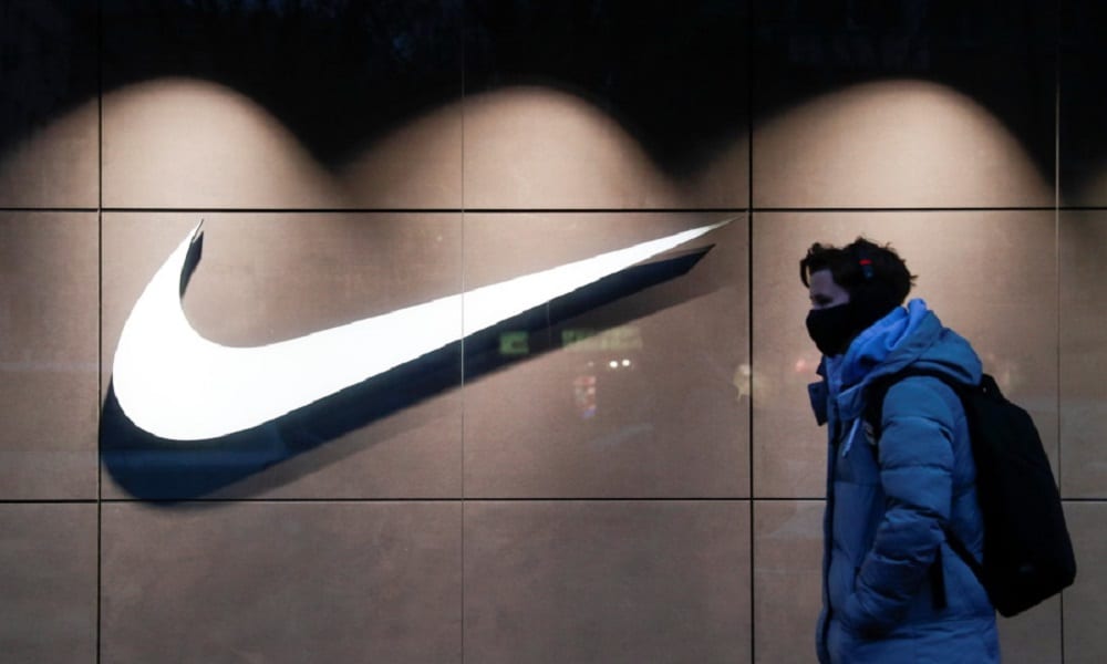 Nike aumenta ganancias, pero incumple estimado de ingresos, por problemas en puertos