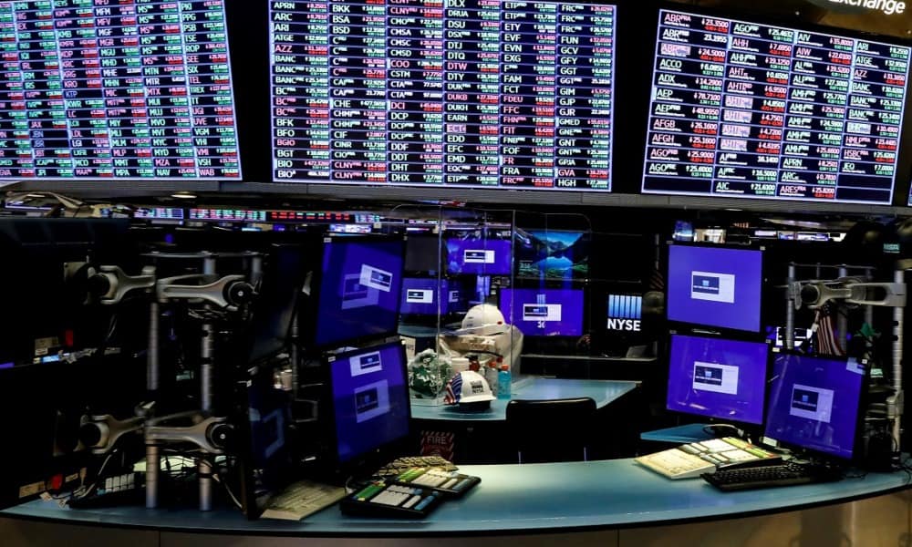 Wall Street cierra mixto ante desplome de acciones tecnológicas