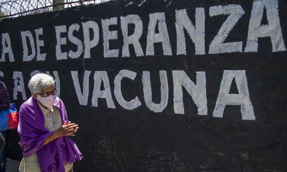 México supera las 200,000 muertes por COVID-19 y cambia de estrategia en vacunación