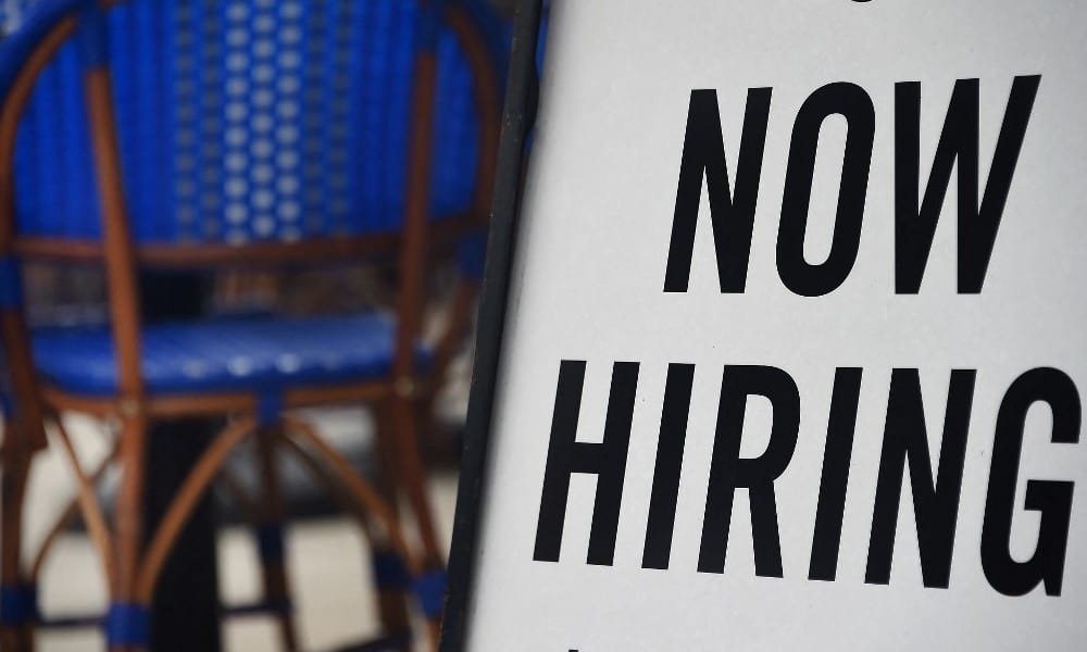 Mercado laboral de EU mejora; solicitudes iniciales por desempleo tocan nuevo mínimo