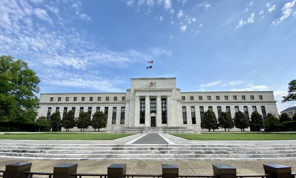 Vicepresidente de la Fed abre puerta a reducción más rápida en compra de bonos