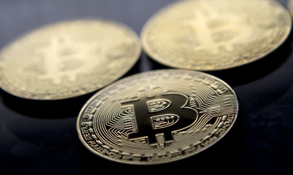 Bitcoin se estabiliza tras caer por debajo de los 30,000 dólares