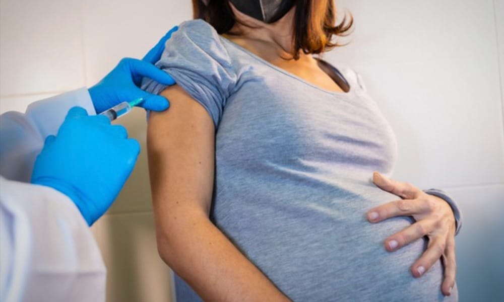 Mujeres embarazadas ya pueden registrarse para vacunación contra el COVID-19
