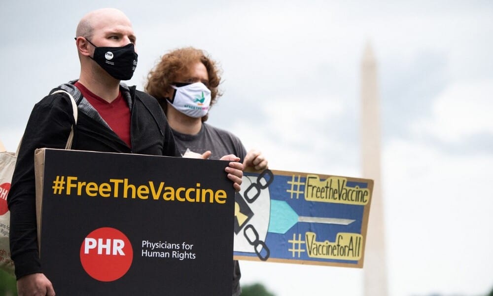 Estados Unidos apoya liberación de vacunas contra el COVID-19 y acciones de farmacéuticas caen