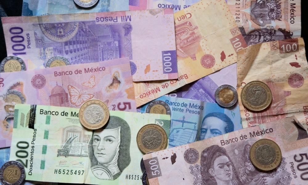 Peso corta racha de dos días con apreciaciones tras publicación de cifras económicas de México